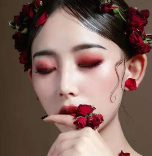 揭秘：化妆和素颜，谁才是抗衰老的王者？